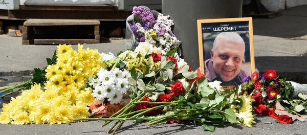 Цветы и свечи на месте гибели журналиста Павла Шеремета в Киеве - Sputnik Азербайджан