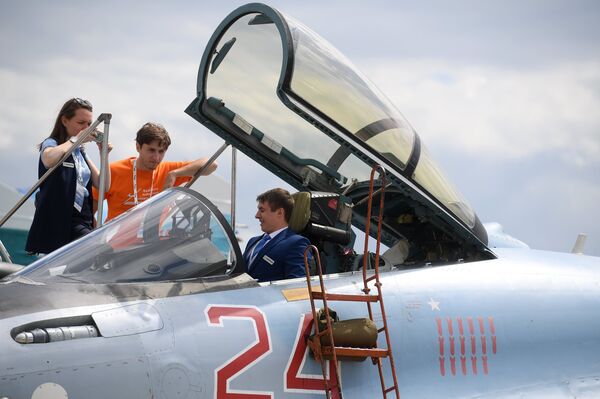 Участники Международного авиационно-космического салона МАКС-2017 в подмосковном Жуковском осматривают кабину самолета СУ-35 Участники Международного авиационно-космического салона МАКС-2017 в подмосковном Жуковском осматривают кабину самолета СУ-35 - Sputnik Азербайджан