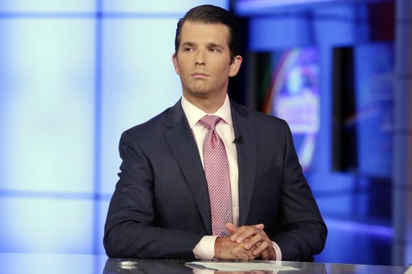 Отец не расист: сын Трампа рассказал о дружбе с Майклом Джексоном Отец не расист: сын Трампа рассказал о дружбе с Майклом Джексоном - Sputnik Азербайджан
