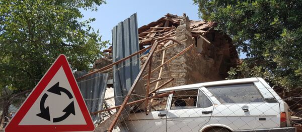 Поврежденный автомобиль и дом в деревне Ялычифтлик недалеко от курортного города Бодрум в провинции Мугла, Турция, 21 июля 2017 года - Sputnik Азербайджан