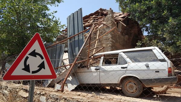 Поврежденный автомобиль и дом в деревне Ялычифтлик недалеко от курортного города Бодрум в провинции Мугла, Турция, 21 июля 2017 года - Sputnik Азербайджан