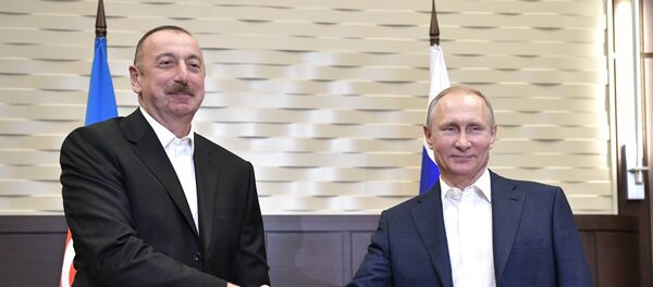 Президент РФ Владимир Путин и президент Азербайджана Ильхам Алиев во время встречи, 21 июля 2017 года Президент РФ Владимир Путин и президент Азербайджана Ильхам Алиев во время встречи, 21 июля 2017 года - Sputnik Азербайджан