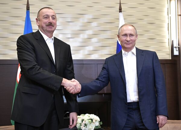 Президент РФ Владимир Путин и президент Азербайджана Ильхам Алиев во время встречи, 21 июля 2017 года Президент РФ Владимир Путин и президент Азербайджана Ильхам Алиев во время встречи, 21 июля 2017 года - Sputnik Азербайджан