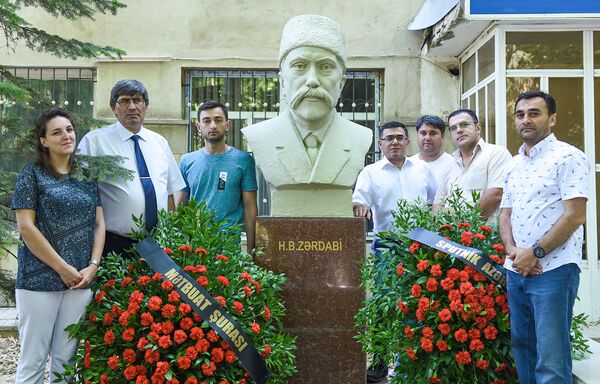 Сотрудники Sputnik Азербайджан и члены Совета прессы посетили памятник Гасан беку Зардаби - Sputnik Азербайджан