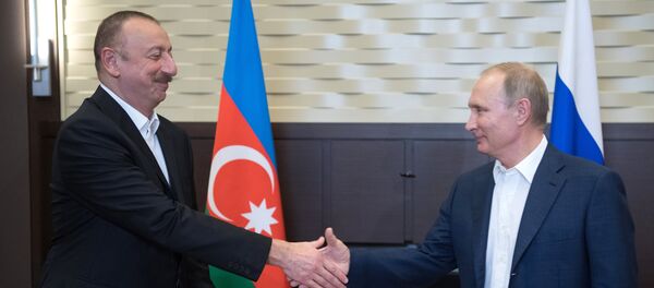 Президент РФ Владимир Путин и президент Азербайджана Ильхам Алиев во время встречи, 21 июля 2017 года Президент РФ Владимир Путин и президент Азербайджана Ильхам Алиев во время встречи, 21 июля 2017 года - Sputnik Азербайджан
