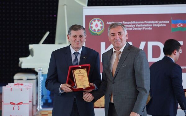 Вручение диплома победителю конкурса. - Sputnik Азербайджан