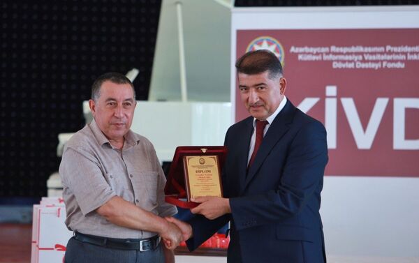 Вручение диплома победителю конкурса. - Sputnik Азербайджан