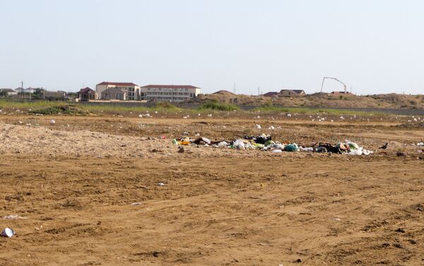 Замусоренный пляж в Бузовна - Sputnik Азербайджан