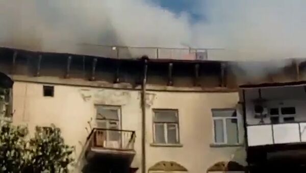 В Баку горит жилое здание - Sputnik Азербайджан