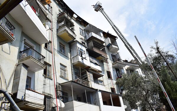 Пожар в жилом доме на проспекте Иншаатчылар, 44 в Ясамальском районе Баку - Sputnik Азербайджан