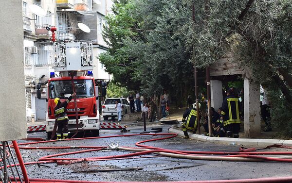 Пожар в жилом доме на проспекте Иншаатчылар, 44 в Ясамальском районе Баку - Sputnik Азербайджан
