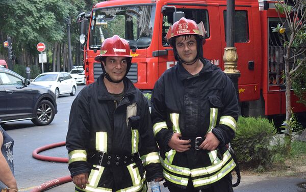 Сотрудники противопожарной службы МЧС Ясамальского района - Sputnik Азербайджан