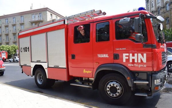 Автомобиль противопожарной службы МЧС Ясамальского района - Sputnik Азербайджан