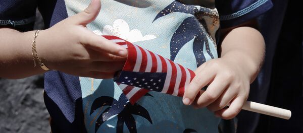 Ребенок с флагом США, фото из архива Ребенок с флагом США, фото из архива - Sputnik Азербайджан
