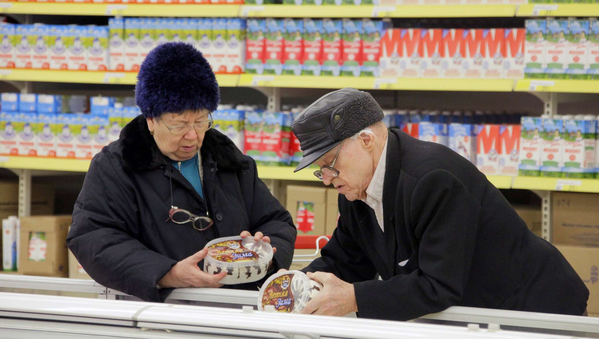 Малоимущий пенсионер. Пенсионеры в магазине. Старик в магазине. Пенсионер в супермаркете. Бабушка в магазине.