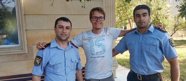 Гражданин Польши Себастьян Гмерек с сотрудниками полиции Махиром Нуралиевым и Ниджатом Османовым Гражданин Польши Себастьян Гмерек с сотрудниками полиции Махиром Нуралиевым и Ниджатом Османовым - Sputnik Азербайджан