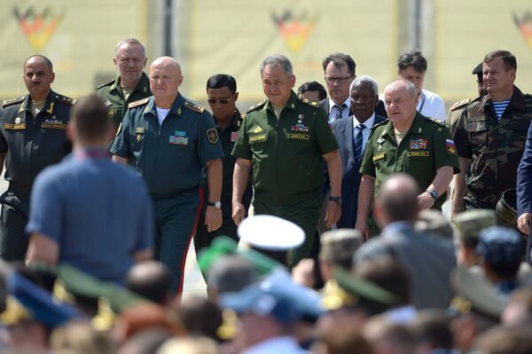 Первый заместитель министра обороны, начальник Генерального штаба Военных сил Республики Казахстан и министр обороны РФ Сергей Шойгу (слева направо) на церемонии открытия Армейских международных игр АрМИ-2017 в Московской области Первый заместитель министра обороны, начальник Генерального штаба Военных сил Республики Казахстан и министр обороны РФ Сергей Шойгу (слева направо) на церемонии открытия Армейских международных игр АрМИ-2017 в Московской области - Sputnik Азербайджан
