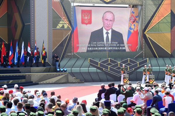 Трансляция обращения президента РФ Владимира Путина к участникам Армейских международных игр АрМИ-2017 в Московской области Трансляция обращения президента РФ Владимира Путина к участникам Армейских международных игр АрМИ-2017 в Московской области - Sputnik Азербайджан