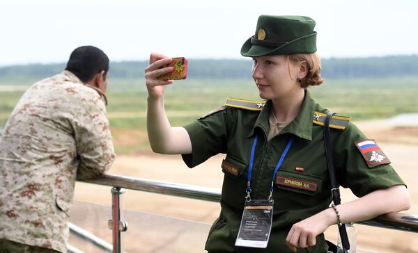 Зрительница фотографируется во время соревнований по танковому биатлону в рамках Армейских международных играх АрМИ-2017 на полигоне Алабино в Московской области Зрительница фотографируется во время соревнований по танковому биатлону в рамках Армейских международных играх АрМИ-2017 на полигоне Алабино в Московской области - Sputnik Азербайджан