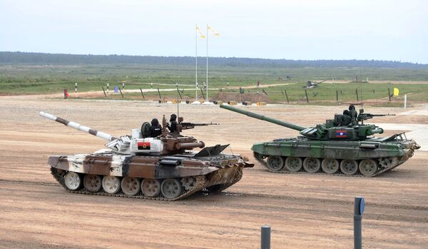 Танки Т-72 команд Анголы и Лаоса на дистанции соревнований по танковому биатлону в рамках Армейских международных играх АрМИ-2017 на полигоне Алабино в Московской области. Танки Т-72 команд Анголы и Лаоса на дистанции соревнований по танковому биатлону в рамках Армейских международных играх АрМИ-2017 на полигоне Алабино в Московской области. - Sputnik Азербайджан