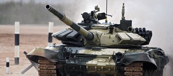Экипаж танка Т-72 команды Азербайджана на дистанции соревнований по танковому биатлону в рамках Армейских международных играх АрМИ-2017 на полигоне Алабино в Московской области - Sputnik Азербайджан