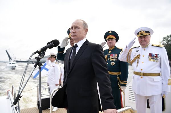 Президент РФ В. Путин принимает участие в торжествах по случаю Дня ВМФ РФ Президент РФ В. Путин принимает участие в торжествах по случаю Дня ВМФ РФ - Sputnik Азербайджан