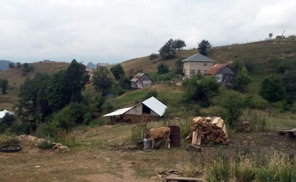 Подвергшиеся обстрелу дома в селе Гаралар Товузского района Азербайджана - Sputnik Азербайджан