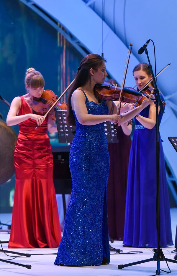Выступление британского женского симфонического оркестра FeMusa на сцене IX Габалинского международного музыкального фестиваля - Sputnik Азербайджан
