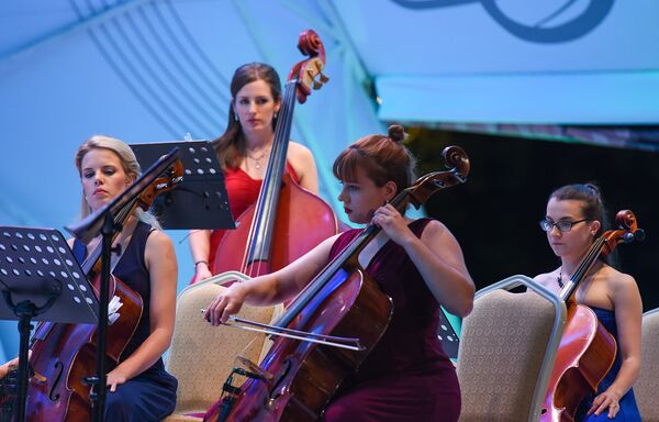 Выступление британского женского симфонического оркестра FeMusa на сцене IX Габалинского международного музыкального фестиваля - Sputnik Азербайджан
