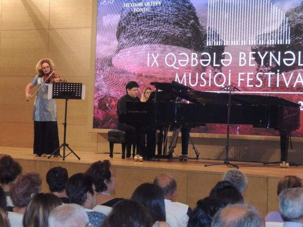 Выступление народного артиста Азербайджана Мурада Адыгезалзаде Выступление народного артиста Азербайджана Мурада Адыгезалзаде - Sputnik Азербайджан