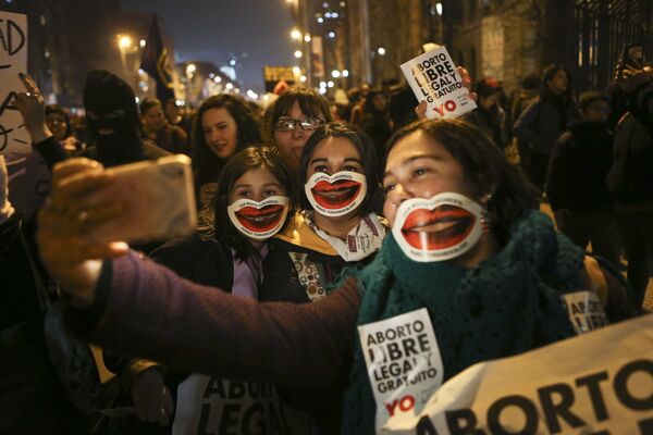 Марш в поддержку закона о легализации абортов в Чили - Sputnik Азербайджан