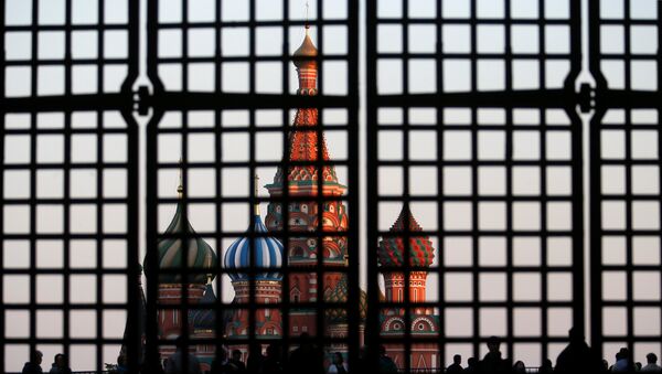 Собор Василия Блаженного через ворота на Красной площади в центре Москвы, 18 сентября 2014 года - Sputnik Азербайджан