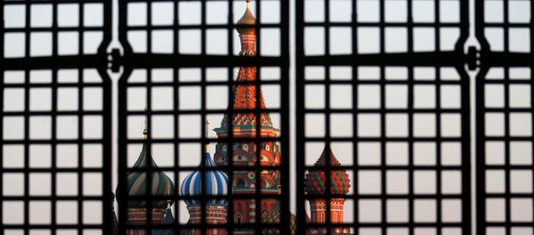 Собор Василия Блаженного через ворота на Красной площади в центре Москвы, 18 сентября 2014 года - Sputnik Азербайджан