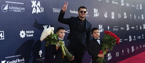 Певец, первый вице-президент группы компаний Crocus Group EMIN (Эмин Агаларов) с детьми на международном музыкальном фестивале ЖАРА в Баку Певец, первый вице-президент группы компаний Crocus Group EMIN (Эмин Агаларов) с детьми на международном музыкальном фестивале ЖАРА в Баку - Sputnik Азербайджан