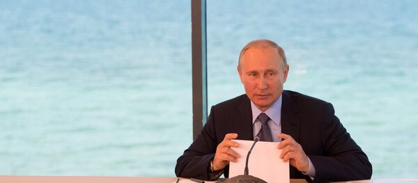 Президент РФ Владимир Путин проводит совещание по вопросам экологического развития Байкальской природной территории в поселке Танхой во время посещения Байкальского государственного природного биосферного заповедника Президент РФ Владимир Путин проводит совещание по вопросам экологического развития Байкальской природной территории в поселке Танхой во время посещения Байкальского государственного природного биосферного заповедника - Sputnik Азербайджан