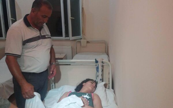 Отравившиеся от дыма пожара в общежитии в Сумгайыте в больнице скорой медицинской помощи города - Sputnik Азербайджан