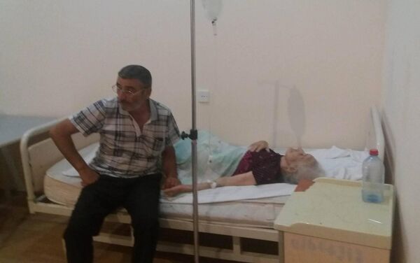 Отравившиеся от дыма пожара в общежитии в Сумгайыте в больнице скорой медицинской помощи города - Sputnik Азербайджан