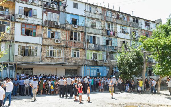 Жители общежития, сгоревшего в Сумгайыте - Sputnik Азербайджан