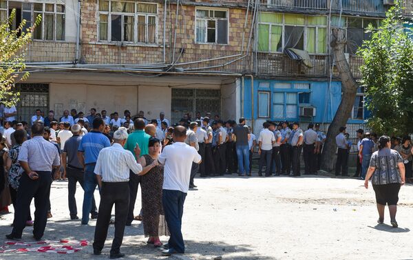 Жильцы общежития в восьмом микрорайоне Сумгайыта, где накануне произошел пожар - Sputnik Азербайджан