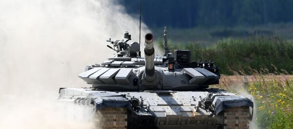 Экипаж команды армии Казахстана участвует в индивидуальной гонке соревнований по танковому биатлону Армейских международных Игр-2017 на подмосковном полигоне Алабино - Sputnik Азербайджан