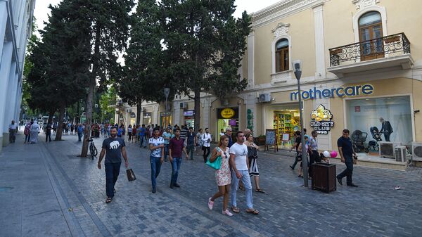 Горожане на одной из центральных улиц Баку - Sputnik Azərbaycan
