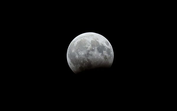 Фаза лунного затмения, наблюдаемая в Баку - Sputnik Азербайджан