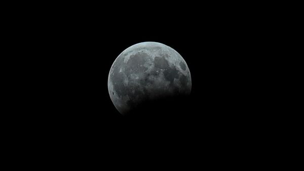 Фаза лунного затмения, наблюдаемая в Баку - Sputnik Azərbaycan
