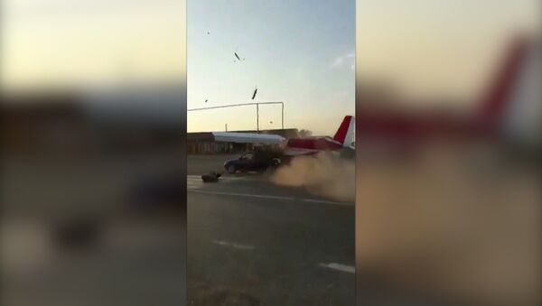 В Чечне самолет во время взлета на шоссе врезался в машину - Sputnik Азербайджан