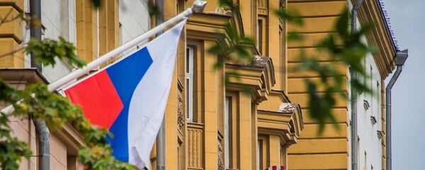 Флаги России и США перед зданием посольства Соединенных Штатов Америки в Москве, 30 июля 2017 года - Sputnik Азербайджан