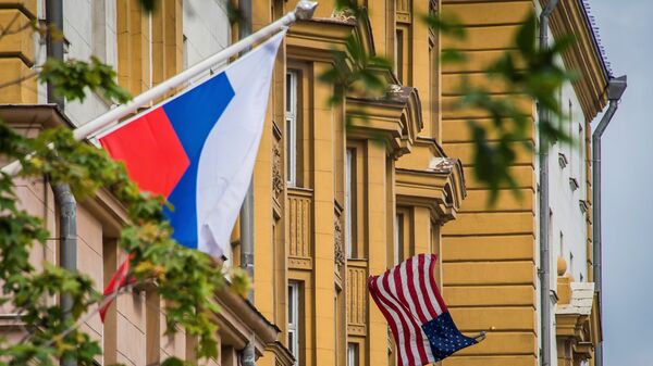 Флаги России и США перед зданием посольства Соединенных Штатов Америки в Москве, 30 июля 2017 года - Sputnik Азербайджан