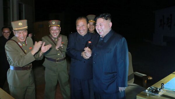 Северокорейский лидер Ким Чен Ын во время второго тестового запуска баллистической ракеты Hwasong-14 - Sputnik Азербайджан