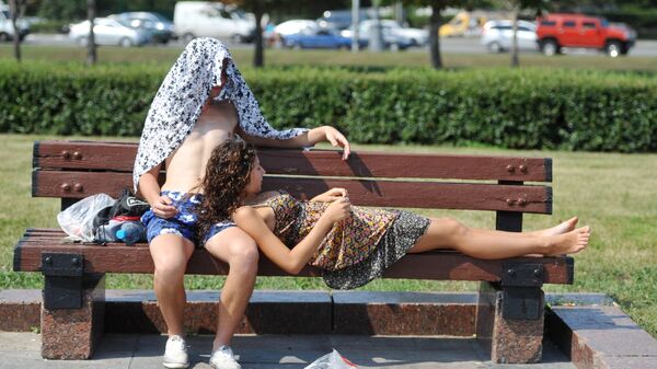 Молодые люди отдыхают на лавочке в жаркий летний день, фото из архива - Sputnik Азербайджан