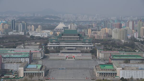 Вид на площадь Ким Ир Сена и Центральную библиотеку Пхеньяна со смотровой площадки монумента идей Чучхе - Sputnik Азербайджан