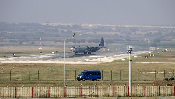 Военно-транспортный самолет ВВС США С-130 Hercules на авиабазе Инджирлик в Турции, 20 июля 2015 года - Sputnik Азербайджан